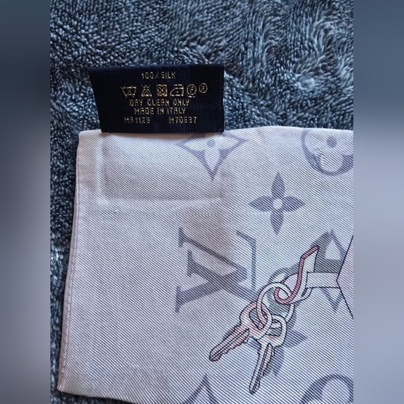 Louis Vuitton (LV) Bandeau - Picture 4 of 10